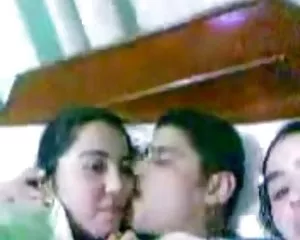 Árabes hombres se besan dos árabes (egipto) a la chica en la cama videos de los mejores culos