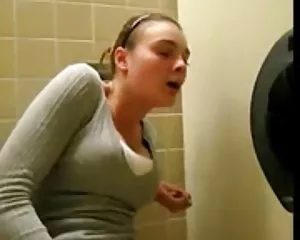 Masturbándose en un baño público ver videos de porno gratis
