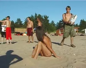 Espía chica desnuda ha recogido voyeur cámara en la playa nudista porno para putas