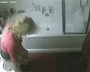 Tan caliente... oculta de la masturbación en el baño videos de culos buenos