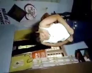 La niña muestra activo videos porno caseros
