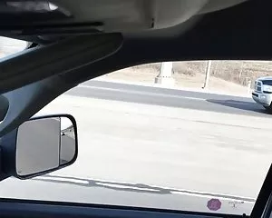 Automotriz flash de la conducción de la rubia disfruta de este sexo y nenas