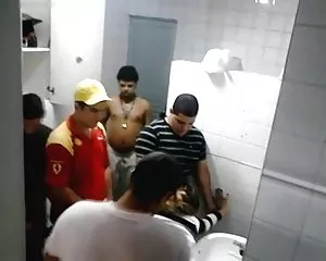 Los chicos de la puta a una chica en un pub de aseo gangbang! quiero ver modelos desnudas
