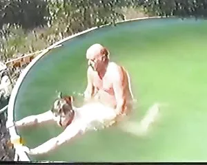 La vieja pareja teniendo sexo en la piscina de la parte 1 de llevar tweed videos de las mas culonas